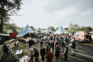 Camping Messen, Vanlife Treffen und Outdoor Events: Menschen vor einem Tipi lauschen einem Vortrag